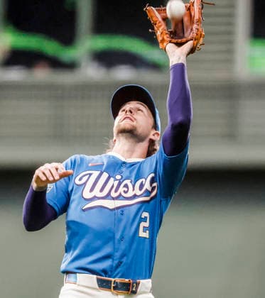 Milwaukee Brewers second baseman Brice Turang catches a fly ball hit by Chicago Cubs second baseman Nico Hoerner in the fifth inning of the MLB, Baseball Herren, USA game between the Chicago Cubs and the Milwaukee Brewers at American Family Field in Milwaukee, Wisconsin on Friday, June 26, 2026.  MIL20260626817 TANNENxMAURY