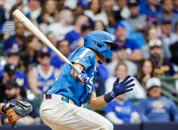 Milwaukee Brewers third baseman David Hamilton hits a single in the fifth inning of the MLB, Baseball Herren, USA game between the Chicago Cubs and the Milwaukee Brewers at American Family Field in Milwaukee, Wisconsin on Friday, June 26, 2026.  MIL20260626818 TANNENxMAURY