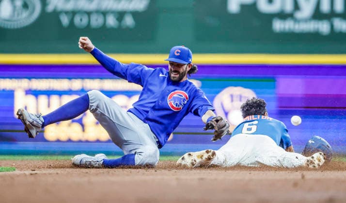 Chicago Cubs shortstop Dansby Swanson (L) fails to catch a throw from Chicago Cubs catcher Carson Kelly on a steal attempt by Milwaukee Brewers third baseman David Hamilton (R) in the fifth inning of the MLB, Baseball Herren, USA game between the Chicago Cubs and the Milwaukee Brewers at American Family Field in Milwaukee, Wisconsin on Friday, June 26, 2026.  MIL20260626819 TANNENxMAURY