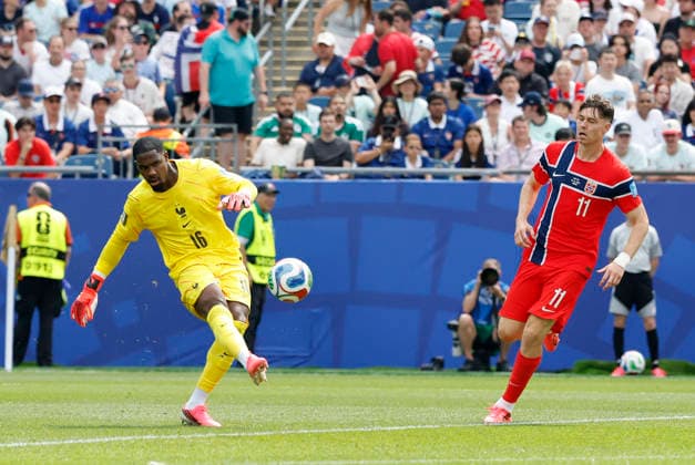 FOXBOROUGH, MA - JUNE 26: Mike Maignan 16 of France clears the ball from Jorgen Strand Larsen 11 of Norway during a FIFA World Cup, WM, Weltmeisterschaft, Fussball 2026 Group I match between Norway and France on June 26, 2026 at Boston Stadium in Foxborough, Massachusetts. (Photo by Fred Kfoury III Icon Sportswire) SOCCER: JUN 26 FIFA World Cup 26 Group I - Norway vs France EDITORIAL USE ONLY Icon482260626031