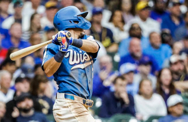Milwaukee Brewers third baseman David Hamilton hits an RBI triple in the sixth inning of the MLB, Baseball Herren, USA game between the Chicago Cubs and the Milwaukee Brewers at American Family Field in Milwaukee, Wisconsin on Friday, June 26, 2026.  MIL20260626826 TANNENxMAURY