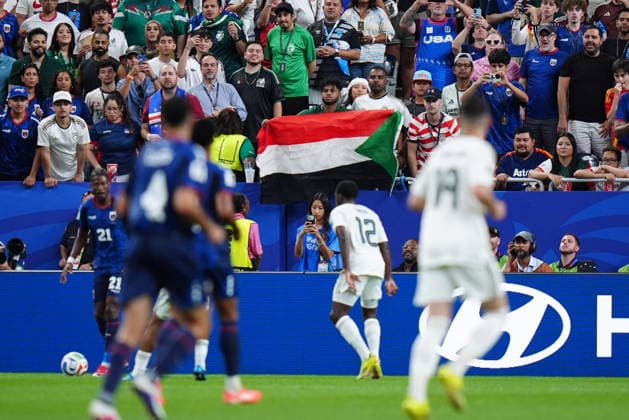 Cape Verde v Saudi Arabia - FIFA World Cup, WM, Weltmeisterschaft, Fussball 2026 - Group H HOUSTON, USA - JUNE 26: A fan opens a Sudanese flag during the FIFA World Cup 2026 Group H match between Cape Verde and Saudi Arabia at Houston Stadium on June 26, 2026 in Houston, Texas. Hakan Akgun Anadolu Texas United States. Editorial use only. Please get in touch for any other usage.  Copyright: x2026xAnadoluxHakanxAkgunx