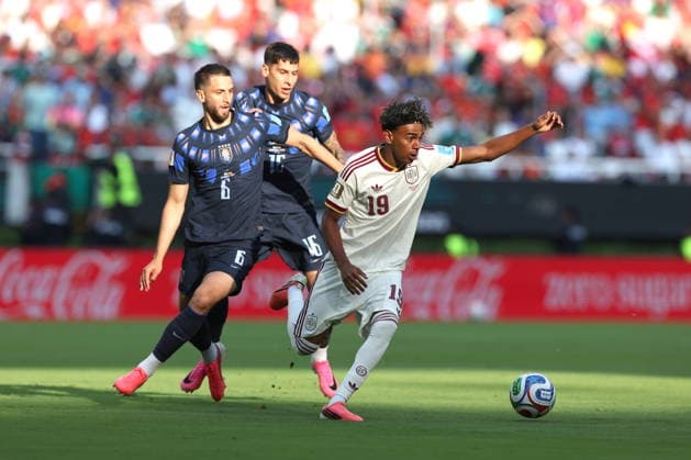 FIFA World Cup, WM, Weltmeisterschaft, Fussball 2026 - Group H - Uruguay vs Spain epaselect Rodrigo Bentancur (L) of Uruguay vies for the ball with Lamine Yamal (R) of Spain during the FIFA World Cup 2026 group stage match Uruguay against Spain in Guadalajara, Mexico, 26 June 2026. GUADALAJARA Mexico  Copyright: xALEXxCRUZx