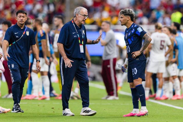 ZAPOPAN, MEXICO - JUNE 26: Marcelo Bielsa, Head Coach of Uruguay gives instructions to Maximiliano Araujo of Uruguay during a hydration break during the FIFA World Cup, WM, Weltmeisterschaft, Fussball 2026 Group H match between Uruguay and Spain at Guadalajara Stadium on June 26, 2026 in Zapopan, Mexico.  Copyright: xMBxMediax