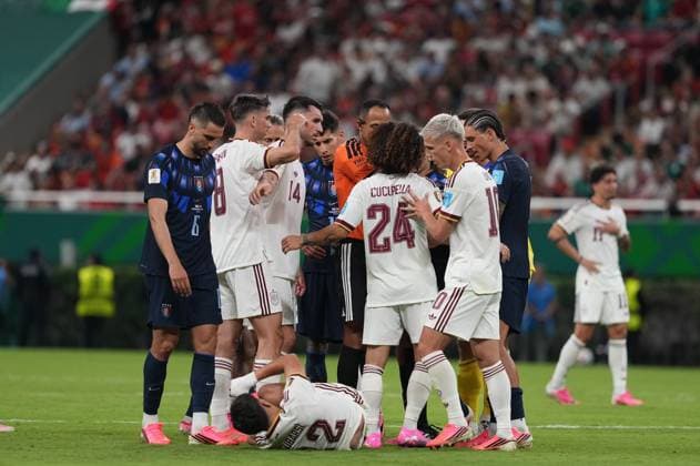 Uruguay v Spain - FIFA World Cup, WM, Weltmeisterschaft, Fussball 2026 - Group H ZAPOPAN, MEXICO - JUNE 26: Cubarsi (22) of Spain lies on the ground after injury during the 2026 FIFA World Cup First Stage Group H match between Uruguay and Spain at Estadio Akron (Guadalajara Stadium) in Zapopan, Guadalajara, Mexico on June 26, 2026. Juancho Torres Anadolu Jalisco Mexico. Editorial use only. Please get in touch for any other usage.  Copyright: x2026xAnadoluxJuanchoxTorresx