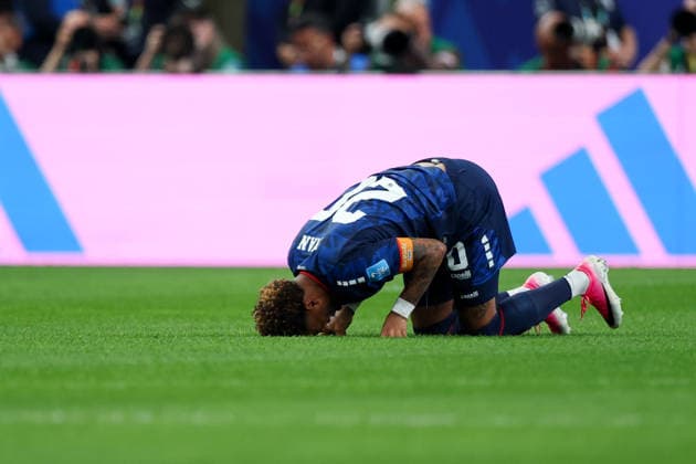 HOUSTON, TX - JUNE 26: Ryan Mendes 20 of Cabo Verde lays on the pitch after being injured during the FIFA World Cup, WM, Weltmeisterschaft, Fussball 2026 Group H match between Cabo Verde and Saudi Arabia on June 26, 2026, at Houston Stadium in Houston, Texas. (Photo by David Buono Icon Sportswire). SOCCER: JUN 26 FIFA World Cup 26 Group H - Cabo Verde vs Saudi Arabia EDITORIAL USE ONLY Icon260626016