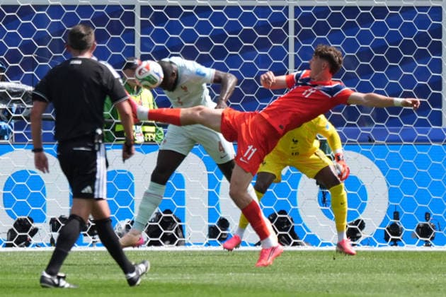 Dayot Upamecano (Frankreich, France, 4) klärt vor Jorgen Strand Larsen (Norwegen, Norway, 11) - Boston 26.06.2026: Frankreich vs. Norwegen, Gilette Stadium, World Cup 26 Gruppe I, 3. Spieltag *** Dayot Upamecano (France), 4, clears the ball past Jorgen Strand Larsen (Norway), 11, Boston, June 26, 2026, France vs. Norway, Gilette Stadium, World Cup Group I, Matchday 3