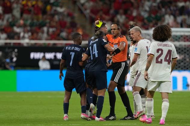 Uruguay v Spain - FIFA World Cup, WM, Weltmeisterschaft, Fussball 2026 - Group H ZAPOPAN, MEXICO - JUNE 26: Agustin Canobbio (14) of Uruguay argues with the referee Ismail Elfath after getting sent off during the 2026 FIFA World Cup First Stage Group H match between Uruguay and Spain at Estadio Akron (Guadalajara Stadium) in Zapopan, Guadalajara, Mexico on June 26, 2026. Juancho Torres Anadolu Jalisco Mexico. Editorial use only. Please get in touch for any other usage.  Copyright: x2026xAnadoluxJuanchoxTorresx