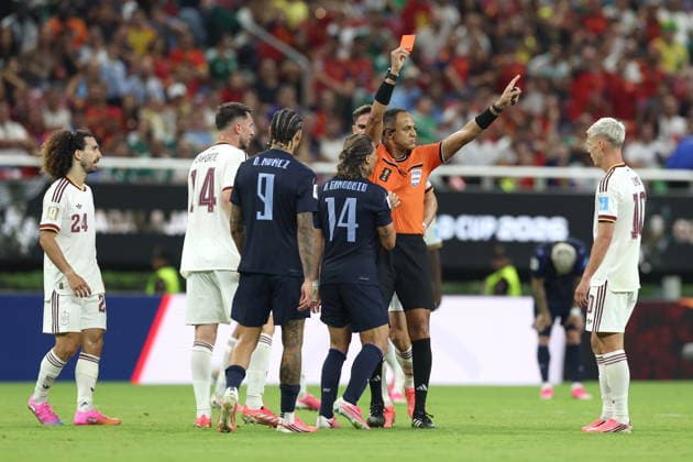 FIFA World Cup, WM, Weltmeisterschaft, Fussball 2026 - Group H - Uruguay vs Spain Referee Ismail Elfath sends off Agustin Canobbio (C) of Uruguay during the FIFA World Cup 2026 group stage match Uruguay against Spain in Guadalajara, Mexico, 26 June 2026. GUADALAJARA Mexico  Copyright: xALEXxCRUZx