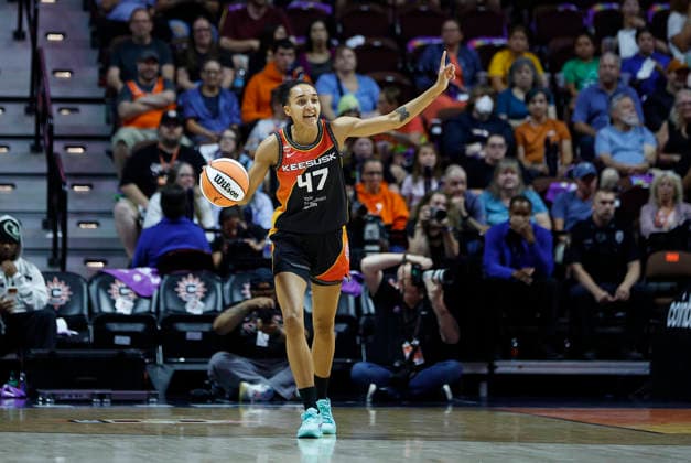UNCASVILLE, CT - JUNE 26: Leila Lacan 47 of the Connecticut Sun dribbles the ball up court during the WNBA, Basketball Damen, USA game between Washington Mystics and Connecticut Sun on June 26, 2026, at Mohegan Sun Arena in Uncasville, CT. (Photo by M. Anthony Nesmith Icon Sportswire) WNBA: JUN 26 Washington Mystics at Connecticut Sun EDITORIAL USE ONLY Icon26062603