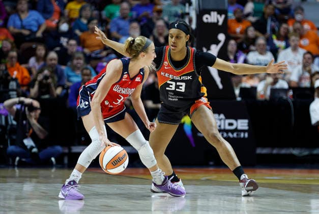 UNCASVILLE, CT - JUNE 26: Lucy Olsen 33 of the Washington Mystics defended by Nell Angloma 33 of the Connecticut Sun during the WNBA, Basketball Damen, USA game between Washington Mystics and Connecticut Sun on June 26, 2026, at Mohegan Sun Arena in Uncasville, CT. (Photo by M. Anthony Nesmith Icon Sportswire) WNBA: JUN 26 Washington Mystics at Connecticut Sun EDITORIAL USE ONLY Icon26062611