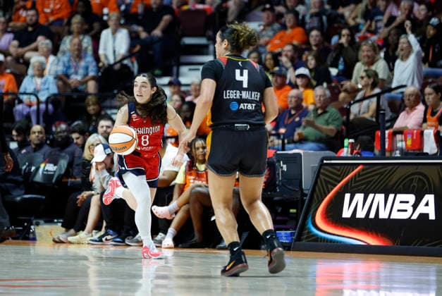 UNCASVILLE, CT - JUNE 26: Georgia Amoore 8 of the Washington Mystics fast breaks as Charlisse Leger-Walker 4 of the Connecticut Sun back pedals during the WNBA, Basketball Damen, USA game between Washington Mystics and Connecticut Sun on June 26, 2026, at Mohegan Sun Arena in Uncasville, CT. (Photo by M. Anthony Nesmith Icon Sportswire) WNBA: JUN 26 Washington Mystics at Connecticut Sun EDITORIAL USE ONLY Icon26062620