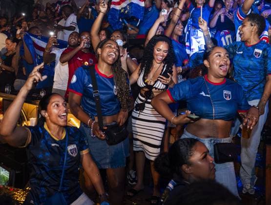 ROTTERDAM - Supporters watch Cape Verde s third World Cup match, this time against Saudi Arabia. The Cape Verdean team has six players who were born in the Netherlands and is participating in the World Cup for the first time in history. JEROEN JUMELET ANP xVIxANPxSportx xxANPxIVx 562126904 originalFilename: 562126904.jpg