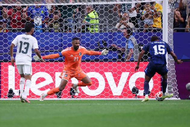 HOUSTON, TX - JUNE 26: Mohammed al-Owais 21 of Saudi Arabia readies for a shot by Laros Duarte 15 of Cabo Verde during the FIFA World Cup, WM, Weltmeisterschaft, Fussball 2026 Group H match between Cabo Verde and Saudi Arabia on June 26, 2026, at Houston Stadium in Houston, Texas. (Photo by David Buono Icon Sportswire). SOCCER: JUN 26 FIFA World Cup 26 Group H - Cabo Verde vs Saudi Arabia EDITORIAL USE ONLY Icon260626066