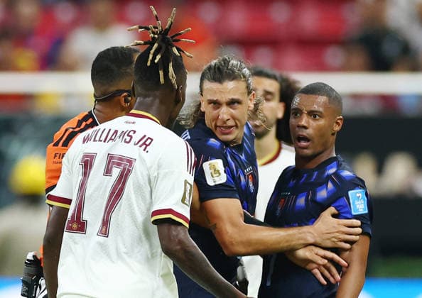 Uruguay s Agustin Canobbio and Nicolas de la Cruz argue with Spain s Nico Williams (17) in the closing minutes of a FIFA World Cup, WM, Weltmeisterschaft, Fussball match at Guadalajara Stadium in Guadalajara, Mexico, on Friday, June 26, 2026.  GUA20260626822 CHRISTIANxBRUNSKILL