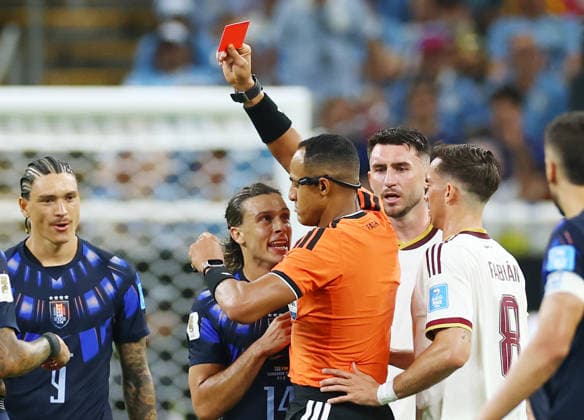 Referee Ismail Elfath gives a red card to Uruguay s Agustin Canobbio after a tackle on Spain s Pau Cubarsi in the final minutes of a FIFA World Cup, WM, Weltmeisterschaft, Fussball match at Guadalajara Stadium in Guadalajara, Mexico, on Friday, June 26, 2026.  GUA20260626830 CHRISTIANxBRUNSKILL