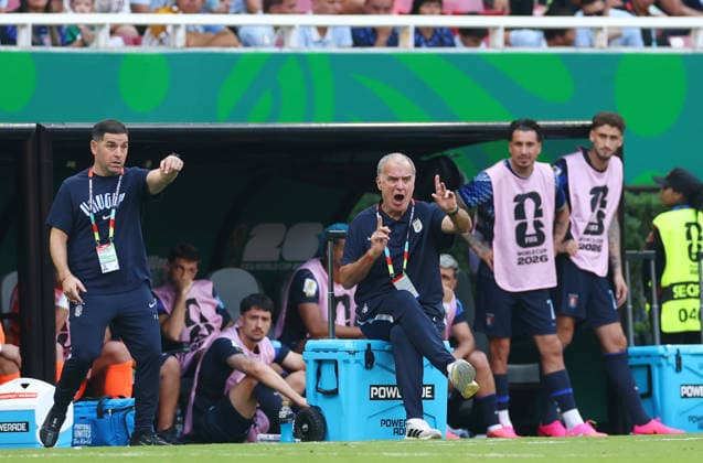 Uruguay s head coach Marcelo Bielsa reacts after Uruguay s Agustin Canobbio received a red card for a tackle on Spain s Pau Cubarsi in the second half of a FIFA World Cup, WM, Weltmeisterschaft, Fussball match at Guadalajara Stadium in Guadalajara, Mexico, on Friday, June 26, 2026.  GUA20260626834 CHRISTIANxBRUNSKILL