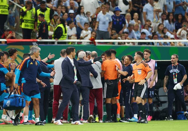 Uruguay and Spain benches scuffle after Uruguay s Agustin Canobbio received a red card in the closing minutes of a FIFA World Cup, WM, Weltmeisterschaft, Fussball match at Guadalajara Stadium in Guadalajara, Mexico, on Friday, June 26, 2026.  GUA20260626820 CHRISTIANxBRUNSKILL