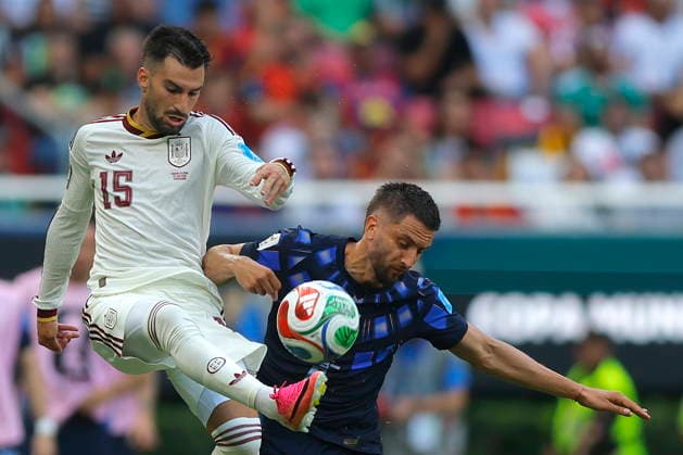 FIFA World Cup, WM, Weltmeisterschaft, Fussball 2026 - Group H - Uruguay vs Spain Rodrigo Bentancur (R) of Uruguay vies for the ball with Alex Baena (L) of Spain during the FIFA World Cup 2026 group stage match Uruguay against Spain in Guadalajara, Mexico, 26 June 2026. GUADALAJARA Mexico  Copyright: xFRANCISCOxGUASCOx