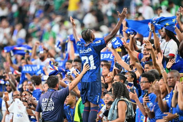 FIFA World Cup, WM, Weltmeisterschaft, Fussball 2026 - Group H - Cape Verde vs Saudi Arabia Nuno da Costa (C) of Cape Verde celebrates with fans after the team qualified for the knockout stage following a 0-0 draw in the FIFA World Cup 2026 group stage match between Cape Verde and Saudi Arabia in Houston, USA, 26 June 2026. HOUSTON Texas United States  Copyright: xSAMxWASSONx