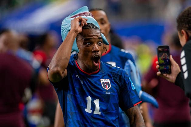 June 26, 2026: Cape Verde midfielder Garry Rodrigues (11) wears a shark mask while celebrating advancing to the round of 32 after a FIFA World Cup, WM, Weltmeisterschaft, Fussball Group H match between Saudi Arabia and Cape Verde in Houston, TX. .. CSM USA - ZUMAc04_ 20260626_faf_c04_017 Copyright: xTraskxSmithx