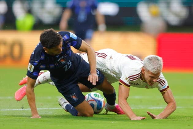 FIFA World Cup, WM, Weltmeisterschaft, Fussball 2026 - Group H - Uruguay vs Spain Juan Manuel Sanabria (L) of Uruguay vies for the ball with Dani Olmo (R) of Spain during the FIFA World Cup 2026 group stage match Uruguay against Spain in Guadalajara, Mexico, 26 June 2026. GUADALAJARA Mexico  Copyright: xFRANCISCOxGUASCOx