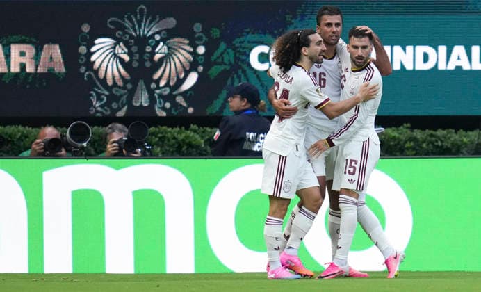 (260627) -- GUADALAJARA, June 27, 2026 -- Alex Baena (R) of Spain celebrates his goal with teammates during the group H match between Uruguay and Spain at the 2026 FIFA World Cup, WM, Weltmeisterschaft, Fussball at Guadalajara Stadium in Guadalajara, Mexico, June 26, 2026. (Photo by Xinhua) (SP)MEXICO-GUADALAJARA-FOOTBALL-FIFA WORLD CUP-GROUP H-URU VS ESP MartinxZabala 