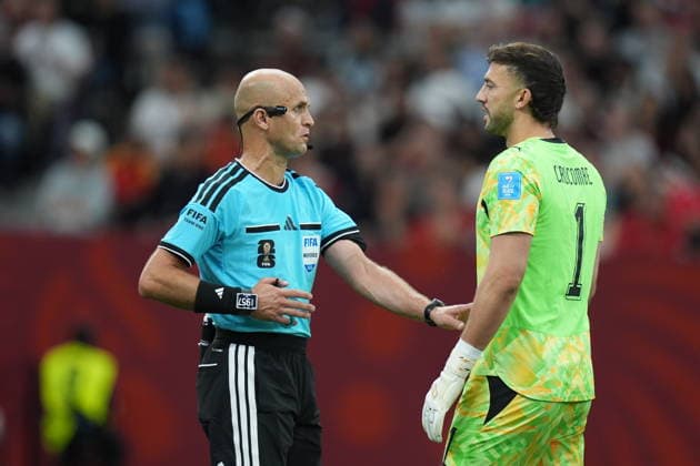 New Zealand v Belgium - FIFA World Cup, WM, Weltmeisterschaft, Fussball 2026 - Group G VANCOUVER, CANADA - JUNE 26: Max Crocombe of New Zealand talks to referee Adham Makhadmeh during the 2026 FIFA World Cup First Stage Group G match between New Zealand and Belgium at BC Place (Vancouver Stadium) in Vancouver, British Columbia, Canada on June 26, 2026. Ercin Erturk Anadolu British Columbia Canada. Editorial use only. Please get in touch for any other usage.  Copyright: x2026xAnadoluxErcinxErturkx