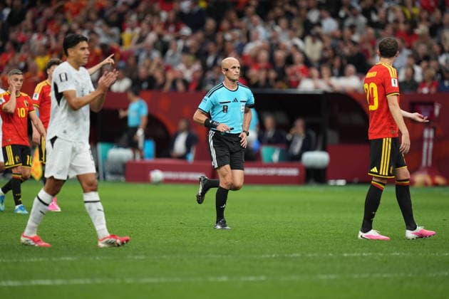 New Zealand v Belgium - FIFA World Cup, WM, Weltmeisterschaft, Fussball 2026 - Group G VANCOUVER, CANADA - JUNE 26: Hans Vanaken (20) of Belgium talks to the referee Adham Makhadmeh during the 2026 FIFA World Cup First Stage Group G match between New Zealand and Belgium at BC Place (Vancouver Stadium) in Vancouver, British Columbia, Canada on June 26, 2026. Ercin Erturk Anadolu British Columbia Canada. Editorial use only. Please get in touch for any other usage.  Copyright: x2026xAnadoluxErcinxErturkx