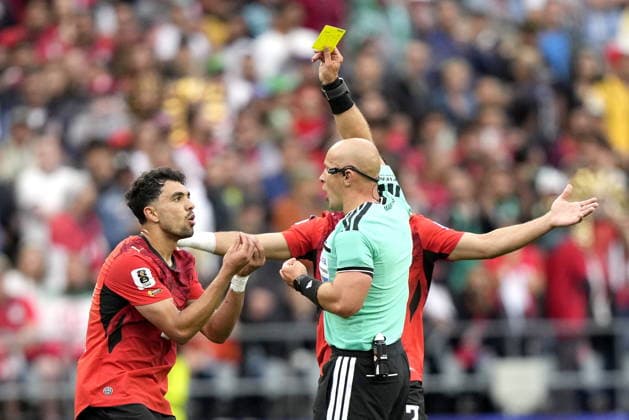 FIFA World Cup, WM, Weltmeisterschaft, Fussball 2026 - Group G - Egypt vs Iran Mahmoud Saber (L) of Egypt is shown a yellow card by referee Szymon Marciniak during the FIFA World Cup 2026 group stage match Egypt against Iran, in Seattle, USA, 26 June 2026. SEATTLE United States  Copyright: xSTEPHENxBRASHEARx