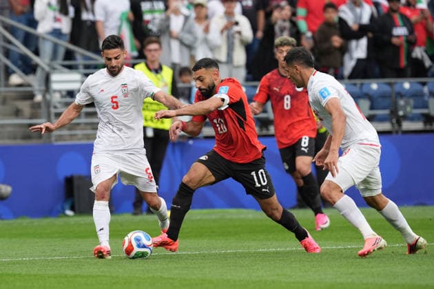 Mohamed Salah (C) of Egypt vies for the ball with Milad Mohammadi (L) of Iran during a Group G match at the 2026 FIFA World Cup, WM, Weltmeisterschaft, Fussball between Egypt and Iran at Lumen Field in Seattle, United States, 26 June 2026. FIFA World Cup 2026 - Group G - Egypt vs Iran !ACHTUNG: NUR REDAKTIONELLE NUTZUNG!  Copyright: xOmarxAlonsox AME5083 20260627-55020725030_1
