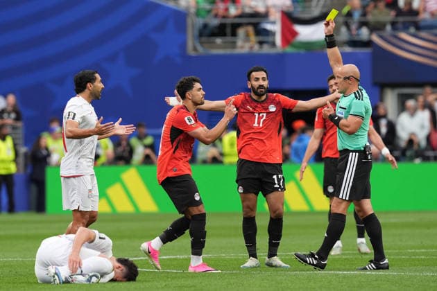 Referee Szymon Marciniak (R) shows a yellow card to Mahmoud Saber (3-L) of Iran during a Group G match at the 2026 FIFA World Cup, WM, Weltmeisterschaft, Fussball between Egypt and Iran at Lumen Field in Seattle, United States, 26 June 2026. FIFA World Cup 2026 - Group G - Egypt vs Iran !ACHTUNG: NUR REDAKTIONELLE NUTZUNG!  Copyright: xOmarxAlonsox AME5082 20260627-55020725043_1