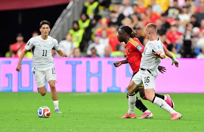 Belgium s Jeremy Doku and New Zealand s Finn Surman fight for the ball during a soccer game between Belgian national team, Nationalteam Red Devils and New Zealand, on Friday 26 June 2026, at the BC Place Vancouver stadium in Vancouver, Canada, the third game in the group stage of the FIFA World Cup, WM, Weltmeisterschaft, Fussball 2026. The Diables Rouges - Rode Duivels were drawn into Group G. DIRKxWAEM  x179495816x