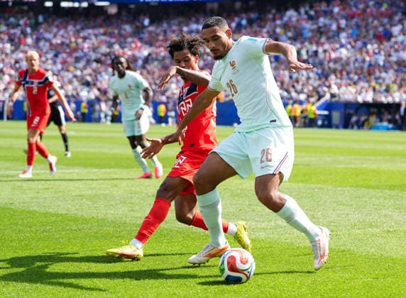 Oscar Bobb (Norwegen, 22) im Zweikampf mit Maxence Lacroix (Frankreich, 26) USA, FIFA Weltmeisterschaft, Norwegen vs Frankreich, Boston, 26.06.2026 USA, FIFA Weltmeisterschaft, Norwegen vs Frankreich, Boston, 26.06.2026 Boston *** Oscar Bobb (Norway), 22, in a duel with Maxence Lacroix (France), 26, USA, FIFA World Cup, Norway vs. France, Boston, June 26, 2026, USA, FIFA World Cup, Norway vs. France, Boston, June 26, 2026, Boston Copyright: xEibner-Pressefoto ScottxColemanx EP_SCN