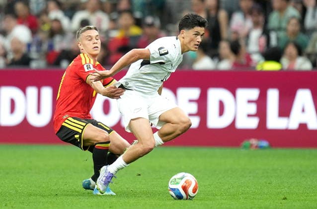 FIFA World Cup, WM, Weltmeisterschaft, Fussball 2026 - Group G - New Zealand vs Belgium Leandro Trossard (L) of Belgium and Elijah Just of New Zealand in action during the FIFA World Cup 2026 group stage match New Zealand against Belgium, in Vancouver, Canada, 26 June 2026. VANCOUVER Canada  Copyright: xBOBxFRIDx