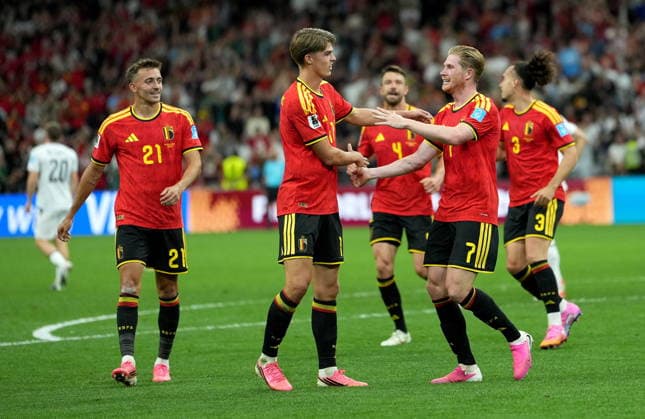 FIFA World Cup, WM, Weltmeisterschaft, Fussball 2026 - Group G - New Zealand vs Belgium Kevin De Bruyne (R) of Belgium celebrates with teammates after scoring his team s third goal during the FIFA World Cup 2026 group stage match New Zealand against Belgium, in Vancouver, Canada, 26 June 2026. VANCOUVER Canada  Copyright: xBOBxFRIDx