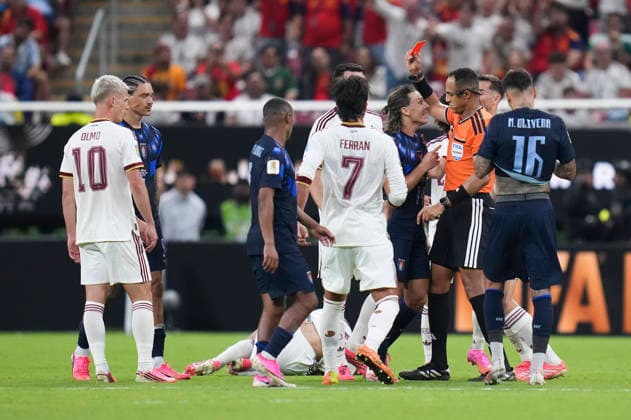 (260627) -- GUADALAJARA, June 27, 2026 -- Referee Ismail Elfath shows a red card to Uruguay s Agustin Canobbio during the group H match between Uruguay and Spain at the 2026 FIFA World Cup, WM, Weltmeisterschaft, Fussball at Guadalajara Stadium in Guadalajara, Mexico, June 26, 2026. (Photo by Xinhua) (SP)MEXICO-GUADALAJARA-FOOTBALL-FIFA WORLD CUP-GROUP H-URU VS ESP MartinxZabala 