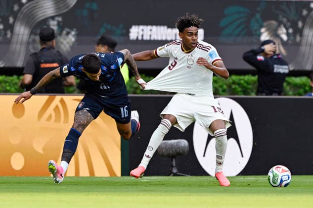 (260627) -- GUADALAJARA, June 27, 2026 -- Lamine Yamal (R) of Spain vies with Mathias Olivera of Uruguay during the group H match between Uruguay and Spain at the 2026 FIFA World Cup, WM, Weltmeisterschaft, Fussball at Guadalajara Stadium in Guadalajara, Mexico, June 26, 2026. ) (SP)MEXICO-GUADALAJARA-FOOTBALL-FIFA WORLD CUP-GROUP H-URU VS ESP LixMuzi 