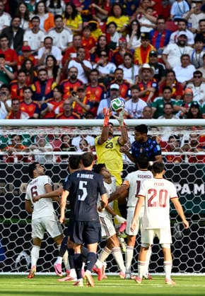 (260627) -- GUADALAJARA, June 27, 2026 -- Unai Simon (top), goalkeeper of Spain, saves the ball during the group H match between Uruguay and Spain at the 2026 FIFA World Cup, WM, Weltmeisterschaft, Fussball at Guadalajara Stadium in Guadalajara, Mexico, June 26, 2026. ) (SP)MEXICO-GUADALAJARA-FOOTBALL-FIFA WORLD CUP-GROUP H-URU VS ESP LixMuzi 