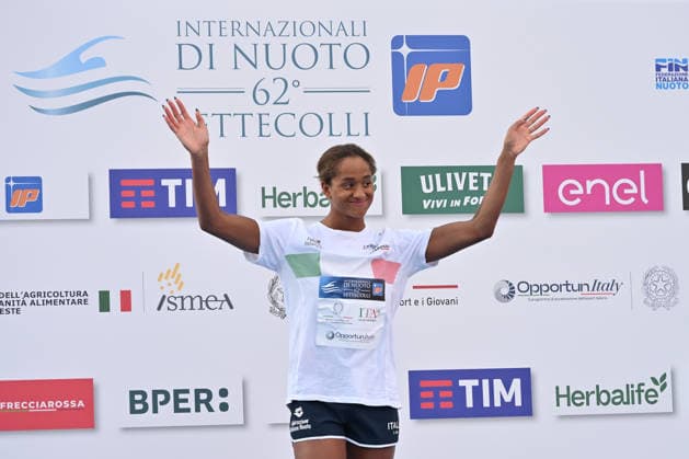 IPA86115023 - Sara Curtis wins the gold medal in the women s 50-meter backstroke on the first day of the 62nd Settecolli International Swimming Trophy at the Foro Italico in Rome on June 26, 2026.  Copyright: xDomenicoxCippitelli IPAxSportx xx 86115023