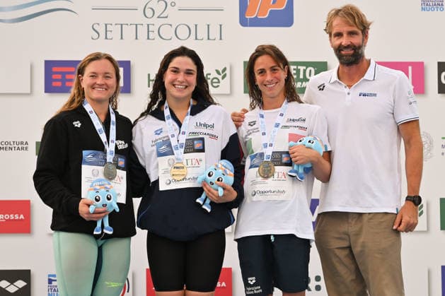 IPA86115066 - MC SHARRY Mona, Benedetta Pilato, Lisa Angiolini, and Massimiliano Rosolino during the medal ceremony for the women’s 100-meter breaststroke on the first day of the 62nd Settecolli International Swimming Trophy at the Foro Italico in Rome, June 26, 2026.  Copyright: xDomenicoxCippitelli IPAxSportx xx 86115066