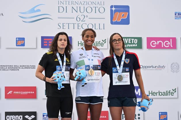 IPA86115122 - Costanza COCCONCELLI, Sara CURTIS, and Chiara LAMANNA during the medal ceremony for the women s 50-meter backstroke on the first day of the 62nd Settecolli International Swimming Trophy at the Foro Italico in Rome, June 26, 2026.  Copyright: xDomenicoxCippitelli IPAxSportx xx 86115122