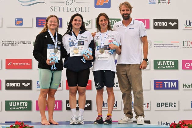 IPA86115064 - MC SHARRY Mona, Benedetta Pilato, Lisa Angiolini, and Massimiliano Rosolino during the medal ceremony for the women’s 100-meter breaststroke on the first day of the 62nd Settecolli International Swimming Trophy at the Foro Italico in Rome, June 26, 2026.  Copyright: xDomenicoxCippitelli IPAxSportx xx 86115064