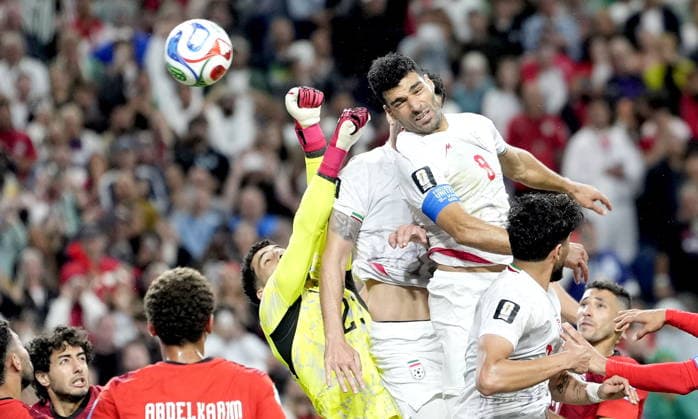 FIFA World Cup, WM, Weltmeisterschaft, Fussball 2026 - Group G - Egypt vs Iran Mehdi Taremi (R) of Iran and goalkeeper Mostafa Shoubir of Egypt in action during the FIFA World Cup 2026 group stage match Egypt against Iran, in Seattle, USA, 26 June 2026. SEATTLE United States  Copyright: xSTEPHENxBRASHEARx