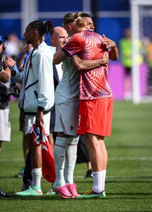Fussball FIFA WM 2026 Vorrunde Gruppe I in Boston Norwegen - 26.06.2026 Kylian Mbappe (li, Frankreich) umarmt Erling Haaland (re, Norwegen) nach dem Spiel ab. *** Soccer: 2026 FIFA World Cup Preliminary Round, Group I, in Boston, Norway, June 26, 2026—Kylian Mbappé (left), France, hugs Erling Haaland (right), Norway, after the game