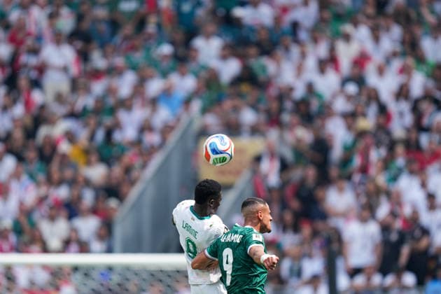 Senegal v Iraq - 2026 FIFA World Cup, WM, Weltmeisterschaft, Fussball Group I Lamine Camara 08 of Senegal and Ali Alhamadi 09 of Iraq battle for the ball during the 2026 FIFA World Cup Group I match between Senegal and Iraq at Toronto Stadium. on June 26, 2026 in Toronto, Canada. (Photo by Leonardo Ramirez Eyepix Group) Copyright: xLeonardoxRamirezx xEyepixxGroupx LR26062026-02266