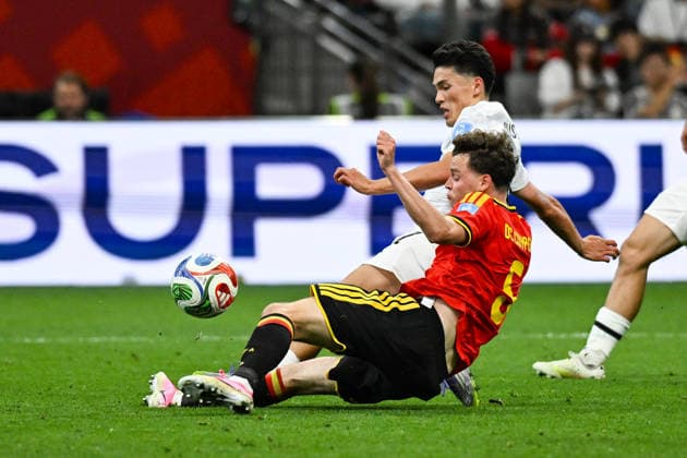 Maxim De Cuyper of Belgium tackles Elijah Just of New Zealand, New Zealand All Whites v Belgium, Group G football match of the FIFA World Cup, WM, Weltmeisterschaft, Fussball 2026 at BC Place, Vancouver, Canada on Friday 26 June 2026. Photo: Andrew Cornaga Vancouver Canada Copyright: xAndrewxCornaga x