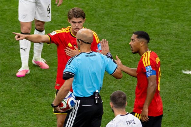 June 26, 2026, Vancouver, Bc, CANADA: Referee Adham Makhadmeh has a discussion with players from Belgium after a VAR review during the first half of a World Cup Group G soccer match between New Zealand and Belgium, in Vancouver, on Friday, June 26, 2026. Canada News - June 26, 2026  - ZUMAc35_ 20260626_zaf_c35_381 Copyright: xTimothyxMatweyx