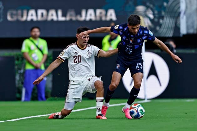 RECORD DATE NOT STATED 26th June 2026; Guadalajara Stadium, Guadalajara, Mexico; FIFA World Cup, WM, Weltmeisterschaft, Fussball Football, Uruguay versus Spain; Juan Manuel Sanabria of Uruguay battles for possession with Pedri of Spain HeulerxAndrey DiaEsportivo