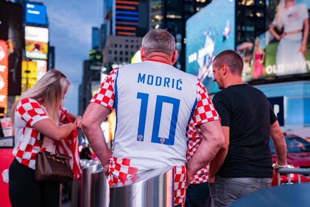 FIFA Fussball Weltmeisterschaft 2026, England und Panama Fans am Times Square von New York am 26.06.2026 Kroatische Fans mit dem Trikot von Luka Modric *** 2026 FIFA World Cup, England and Panama fans in New York s Times Square on June 26, 2026; Croatian fans wearing Luka Modric s jersey Copyright: xBahhoxKarax